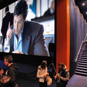 Правозащитник предложил запретить алкоголь в кинотеатрах