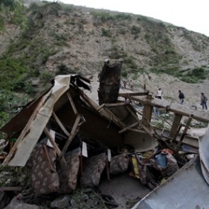 В Непале переполненный автобус упал в пропасть