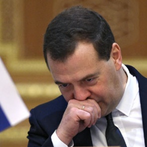 Медведев поручил подумать о возможности покупки машин на маткапитал