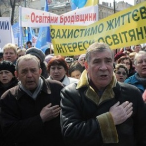 Украинский профсоюз пригрозил забастовками из-за увольнения 100 тысяч учителей