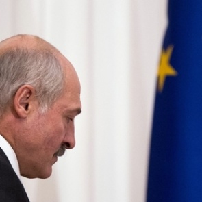 Лукашенко призвал перестать молиться на Россию