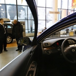 «Ведомости» сообщили о приостановке продаж иномарок