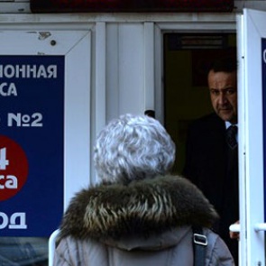 Минфин начал распродавать валютные остатки на рынке