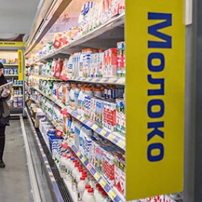 Президент потребовал контролировать цены на продукты и бензин в ручном режиме