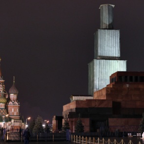 Дед Мороз доставил в Кремль главную елку страны