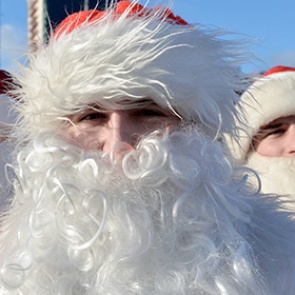 Хор Дедов Морозов заберется на елку