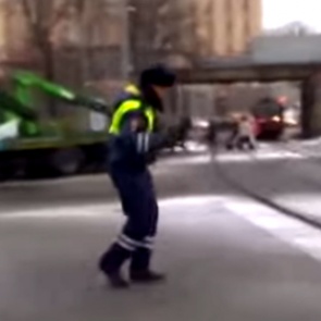 Московская полиция заинтересовалась танцующим постовым
