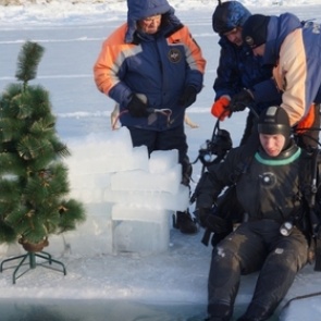 На дне Охотского моря установили новогоднюю елку