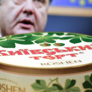 В Киеве разгромили четыре кондитерских магазина Roshen