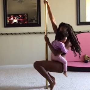 В интернете раскритиковали молодую мать за танец с ребенком у шеста