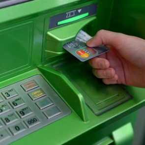 MasterCard снизит комиссию за снятие денег в банкоматах