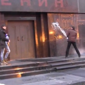 Полиция задержала окропивших двери мавзолея Ленина активистов