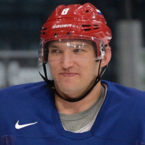 Овечкин пожертвовал детской хоккейной школе автомобиль