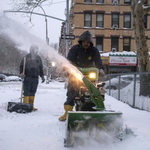 Ущерб от снегопада в Нью-Йорке оценили в 200 миллионов долларов