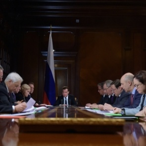 «Коммерсантъ» узнал о сокращении срока действия антикризисного плана