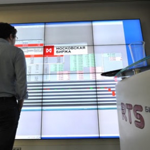 Курс доллара на бирже упал ниже 65 рублей