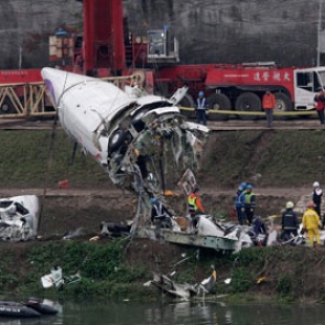 Авиаэксперты сообщили об отказе двигателей разбившегося на Тайване самолета