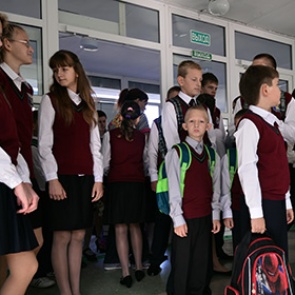 В Госдуме усомнились в необходимости ежедневного исполнения гимна в школе