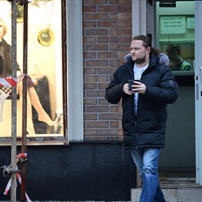 На открытии торгов курс доллара упал ниже 63 рублей