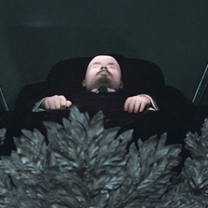 Тело Ленина в Мавзолее переоденут в новый костюм