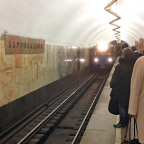 Движение на фиолетовой ветке метро прерывалось из-за падения женщины на рельсы