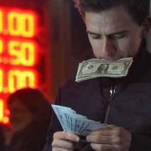 Курс доллара упал ниже 60 рублей