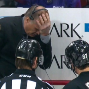 Шайба попала в голову комментатора НХЛ