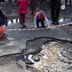 В Приморье дорожную яму засыпали деньгами