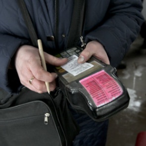 В Калининграде кондуктор автобуса продавала пассажирам наркотики