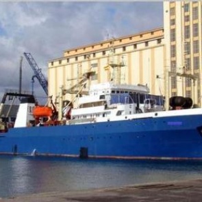 До 53 моряков погибли при крушении траулера в Охотском море