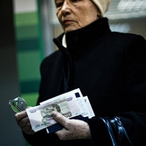 Курс евро упал ниже 61 рубля впервые за четыре месяца