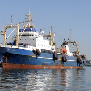 Горящий траулер «Олег Найденов» отбуксирован в открытое море