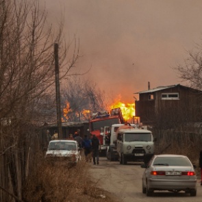 Распространение пожаров в Хакасии объяснили ураганом и потеплением
