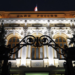 ЦБ снизил официальный курс доллара на полтора рубля