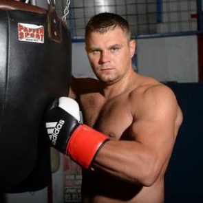 Найденный без сознания в тоннеле метро российский боксер введен в кому