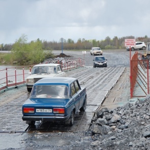 Установлен понтонный мост через реку Чулым