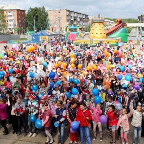 1500 ачинских ребят в День защиты детей прошли праздничной колонной по городу и приняли участие в самой массовой детской зарядке