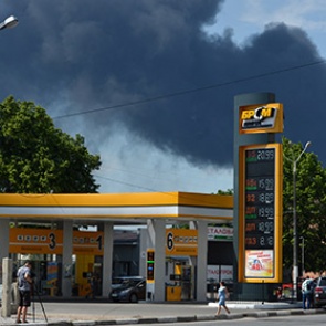 Россия предложила Украине помощь в тушении пожара на нефтебазе