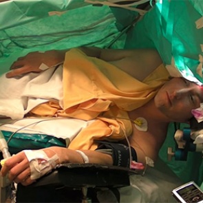 Словенский тенор спел во время операции на мозге (видео)