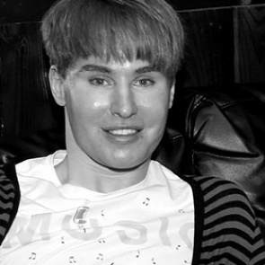 В отеле под Лос-Анджелесом нашли мертвого двойника Бибера и наркотики