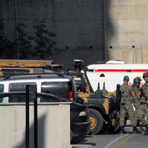 В результате взрыва на востоке Турции погибли 12 полицейских