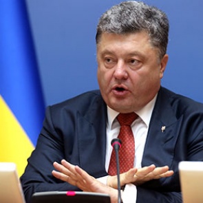 Порошенко поздравил Украину с первым мирным днем