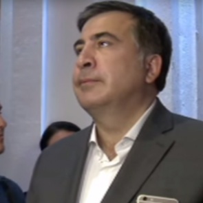 Поведение Саакашвили во время исполнения гимна рассмешило журналистов