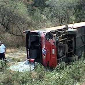 В Мексике упал с обрыва автобус со студентами
