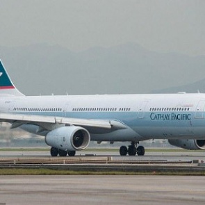 Пассажирский самолет экстренно приземлился на Бали из-за возгорания двигателя