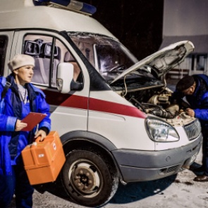 В Госдуме предложили приравнять врачей скорой помощи к полицейским