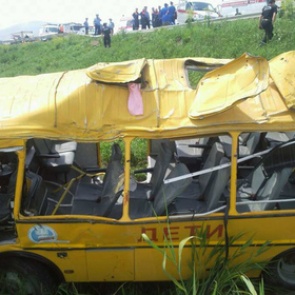 Под Хабаровском опрокинулся школьный автобус