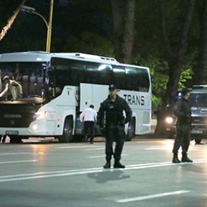 В Албании забросали камнями автобус с футболистами сборной Сербии