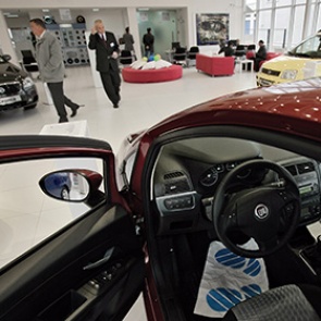 Продажи легковушек в России упали на 30 процентов