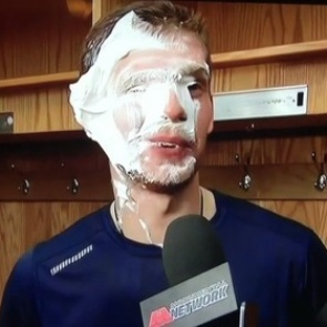 Ставший первой звездой дня НХЛ Кузнецов получил от Овечкина кремом в лицо